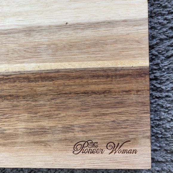 THE PIONEER WOMAN Wooden Cutting Board. 13” x 9”. - Picture 5 of 6